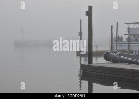 Ein Blick auf den dichten Nebel von der Stadtbootrampe in Port Jefferson, New York. Speicherplatz kopieren. Stockfoto