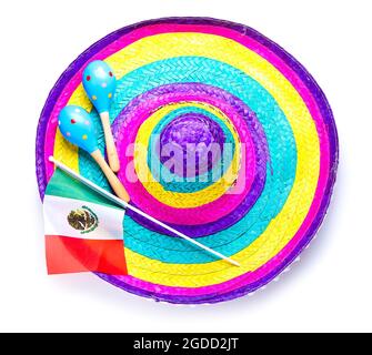 Mexikanische Flagge, Sombrero und Maracas auf weißem Hintergrund Stockfoto