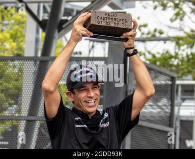 Indianapolis, Usa. August 2021. Helio Castroneves hält einen Bronze-Gedenkstein zu Ehren seines vierten Indy 500-Sieges am Donnerstag, den 12. August 2021 in Indianapolis, Indiana. Foto von Edwin Locke/UPI Credit: UPI/Alamy Live News Stockfoto