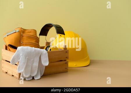 HardHat mit Baumaterial auf farbigem Hintergrund Stockfoto