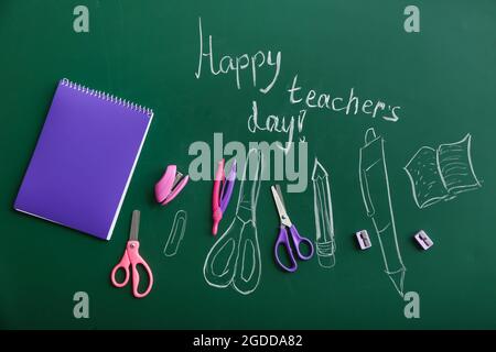 Text HAPPY TEACHER's DAY mit Papeterie und Zeichnungen auf farbigem Hintergrund Stockfoto