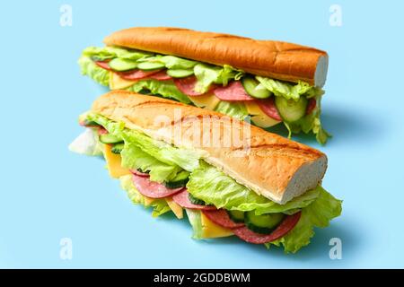 Leckere Sandwiches auf farbigem Hintergrund Stockfoto