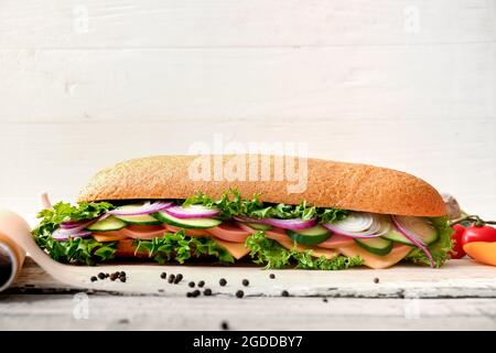 Leckeres Sandwich auf hellem Hintergrund Stockfoto