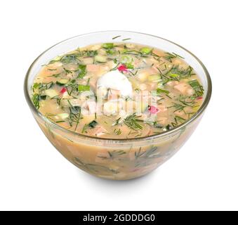 Schüssel mit leckeren Okroshka auf weißem Hintergrund Stockfoto