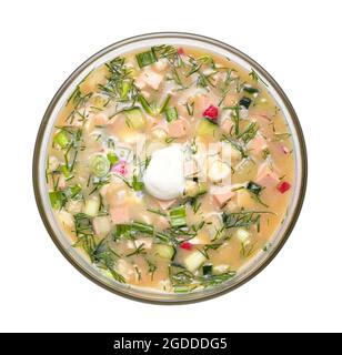 Schüssel mit leckeren Okroshka auf weißem Hintergrund Stockfoto