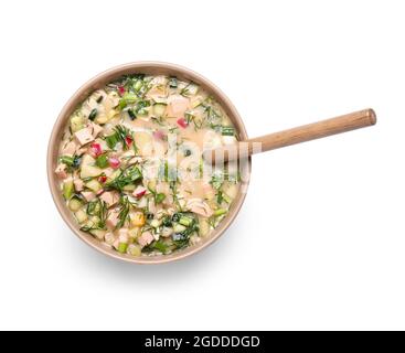 Schüssel mit leckeren Okroshka auf weißem Hintergrund Stockfoto