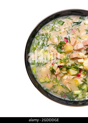 Schüssel mit leckeren Okroshka auf weißem Hintergrund Stockfoto
