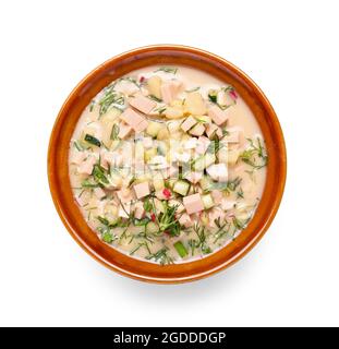 Schüssel mit leckeren Okroshka auf weißem Hintergrund Stockfoto