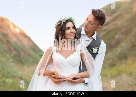 Glückliches Hochzeitspaar auf dem Land Stockfoto