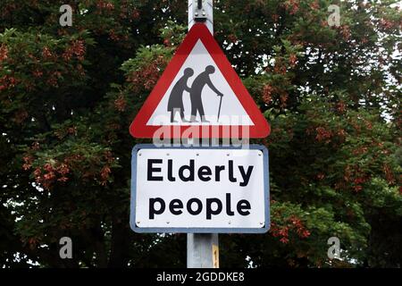 Ältere Menschen, Straßenverkehrswarnung, Hunstanton, Norfolk, England Stockfoto