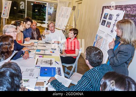 Miami Beach Florida,Community Planning Workshop Future City Board Karte,Präsentation Nachbarschaft Verbesserung Treffen Männer Frauen Q & A Diskussion Bewohner Stockfoto