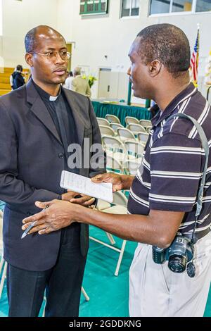 Miami Florida, Coconut Grove LaSalle Catholic High School, schwarzer Mann, Priester, haitianischer Zeitungsjournalist, interviewt Interviews, Stockfoto