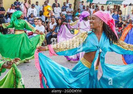 Miami Florida, Little Haiti, Caribbean Market Place Entdecken Sie Miami Day Black, Haitianerinnen Tänzerinnen, die Tänzerinnen tanzen und Kostüme beobachten Stockfoto
