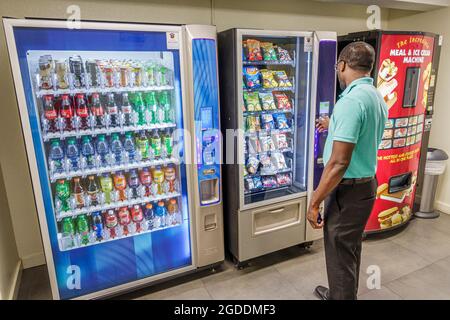 Miami Florida, schwarzer Mann Männer Männer entscheiden, Auswahl, Automaten Softdrinks, Softdrinks, Softdrinks, Limonaden, Snacks, Stockfoto