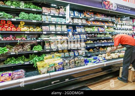 Miami Florida, Winn-Dixie Lebensmittelgeschäft Supermarkt Display Verkauf produzieren Gemüse Hispanic, Mann Arbeiter Arbeits Stock Schreiber Lagerung Regale, Stockfoto