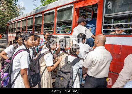 Mumbai Indien, Fort Mumbai, Mantralaya Mahatma Gandhi Road öffentliche Bushaltestelle, Mädchen Mädchen weiblichen Studenten Freunde katholische Schule uniform Internat, Stockfoto