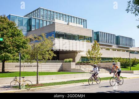 Illinois Chicago Hyde Park Campus, University of Chicago Booth School of Business, Harper Center Vordereingang vor dem Außenbereich, Fahrräder Fahrräder Stockfoto