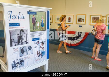 Massachusetts Cape Cod Hyannis Main Street, John F. Kennedy Hyannis Museum, JFK Jackie Ausstellung Ausstellung Sammlung Frau Frauen suchen Innen Stockfoto