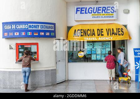 Mexiko Cancun Avenida Tulum Plaza las Americas, Geldwechsel Reisebüro Hispanic Frau weibliche Kundin Zeichen Spanisch Englisch, Stockfoto