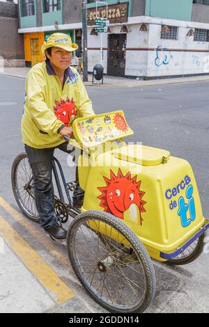 Peru Lima Barranco District Calle Miguel Grau, Donofrio Cerca de ti Eis, Dreirad-Verkaufswagen Straßenhändler Verkauf hispanischer Mann männlich, Stockfoto