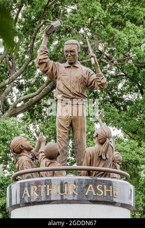 Richmond Virginia, Monument Avenue Historic District, Statue des schwarzen Mannes Arthur Ashe, Tennisspielers Stockfoto