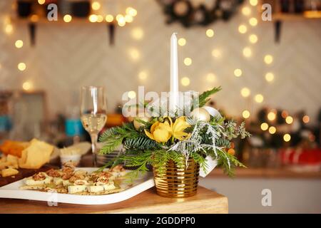 Genießen Sie ein romantisches Abendessen bei Kerzenschein. Tischaufstellung bei Kerzenschein Stockfoto