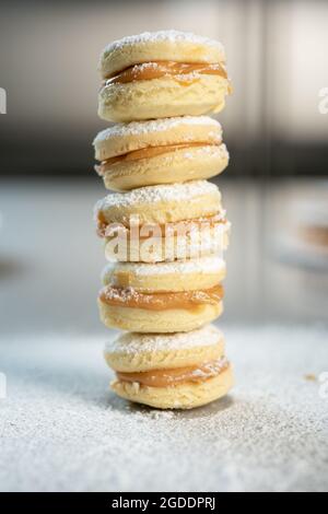 Alfajores: Traditionelle peruanische Kekse, gefüllt mit Karamell und weißem Zuckerstaub Stockfoto