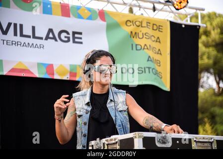 DJ Nuria Scarp bei einer Live-Session im Village des Jardins de Terramar Festivals in SitgesNuria Scarp die spanische DJ-Frau spielt live auf der Bühne im Village des Jardins de Terramar Festivals in Sitges Nuria Scarp wurde im Oktober 1986 in Sitges (Barcelona) geboren Und ist eine weibliche Referenz im internationalen Clubbing Kredit: SOPA Images Limited/Alamy Live News Stockfoto