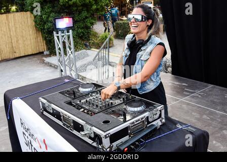 DJ Nuria Scarp bei einer Live-Session im Village des Jardins de Terramar Festivals in SitgesNuria Scarp die spanische DJ-Frau spielt live auf der Bühne im Village des Jardins de Terramar Festivals in Sitges Nuria Scarp wurde im Oktober 1986 in Sitges (Barcelona) geboren Und ist eine weibliche Referenz im internationalen Clubbing Kredit: SOPA Images Limited/Alamy Live News Stockfoto