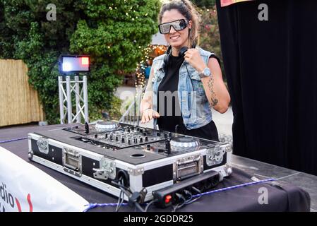 DJ Nuria Scarp bei einer Live-Session im Village des Jardins de Terramar Festivals in SitgesNuria Scarp die spanische DJ-Frau spielt live auf der Bühne im Village des Jardins de Terramar Festivals in Sitges Nuria Scarp wurde im Oktober 1986 in Sitges (Barcelona) geboren Und ist eine weibliche Referenz im internationalen Clubbing Kredit: SOPA Images Limited/Alamy Live News Stockfoto