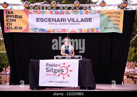 DJ Nuria Scarp bei einer Live-Session im Village des Jardins de Terramar Festivals in SitgesNuria Scarp die spanische DJ-Frau spielt live auf der Bühne im Village des Jardins de Terramar Festivals in Sitges Nuria Scarp wurde im Oktober 1986 in Sitges (Barcelona) geboren Und ist eine weibliche Referenz im internationalen Clubbing, in ihrem musikalischen Stil, Techno, Tech House und House, arbeitet als Resident im Hotel W Barcelona, Hotel Axel Barcelona, Beach Club by Le Meridien Ra und hat internationale Sessions in Algerien, Frankreich, England und Tunesien abgehalten. (Foto von Ramon Costa/SOPA im Stockfoto