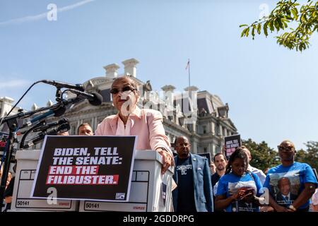 Washington, DC, USA, 12. August 2021. Im Bild: Die Delegierte Eleanor Holmes Norton, DC's nicht stimmberechtigte Vertreterin im Kongress, spricht vor der Übergabe einer Petition mit 400,000 Unterschriften an Präsident Biden im Weißen Haus. Die Petition fordert den Präsidenten auf, den Filibuster zu beenden, den John Lewis Voting Rights Advancement Act zu verabschieden und den for the People Act zu verabschieden, Aktionen, die von vielen Amerikanern unterstützt werden. Präsident Biden sagt, er unterstütze beide Rechtsakte, aber er habe den Senat nicht aufgefordert, den Filibuster zu beenden, ein entscheidender Schritt bei der Verabschiedung dieser Gesetze. Kredit: Allison Bailey / Alamy Live Nachrichten Stockfoto