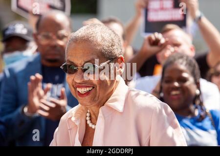 Washington, DC, USA, 12. August 2021. Im Bild: Die Delegierte Eleanor Holmes Norton, DC's nicht stimmberechtigte Vertreterin im Kongress, spricht vor der Übergabe einer Petition mit 400,000 Unterschriften an Präsident Biden im Weißen Haus. Die Petition fordert den Präsidenten auf, den Filibuster zu beenden, den John Lewis Voting Rights Advancement Act zu verabschieden und den for the People Act zu verabschieden, Aktionen, die von vielen Amerikanern unterstützt werden. Präsident Biden sagt, er unterstütze beide Rechtsakte, aber er habe den Senat nicht aufgefordert, den Filibuster zu beenden, ein entscheidender Schritt bei der Verabschiedung dieser Gesetze. Kredit: Allison Bailey / Alamy Live Nachrichten Stockfoto