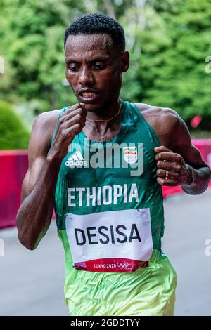 Sapporo, Hokkaido, Japan. August 2021. DESISA Lelisa (ETH) Leichtathletik : Männer-Marathon während der Olympischen Spiele 2020 in Tokio in Sapporo, Hokkaido, Japan . Quelle: Takeshi Nishimoto/AFLO/Alamy Live News Stockfoto