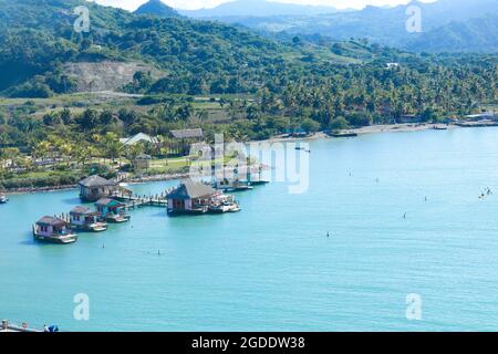 Kleine Häuser im Wasser in Bernstein Cove, Dominikanische Republik Stockfoto