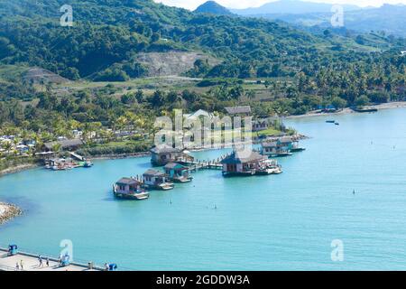 Kleine Häuser im Wasser in Bernstein Cove, Dominikanische Republik Stockfoto