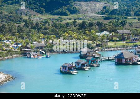 Kleine Häuser im Wasser in Bernstein Cove, Dominikanische Republik Stockfoto