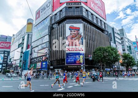 Sapporo, Hokkaido, Japan. August 2021. Die Marathonläufer laufen durch das Vergnügungsviertel Susukino in der Innenstadt von Sapporo Leichtathletik: Männer-Marathon während der Olympischen Spiele 2020 in Tokio in Sapporo, Hokkaido, Japan. Quelle: Takeshi Nishimoto/AFLO/Alamy Live News Stockfoto