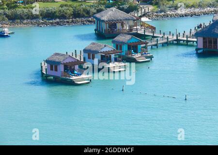 Kleine Häuser im Wasser in Bernstein Cove, Dominikanische Republik Stockfoto