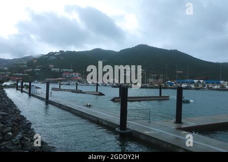 Einen malerischen Blick auf den Hafen und die umliegende Landschaft von Road Town, Tortola, die grösste der Britischen Jungferninseln. Stockfoto