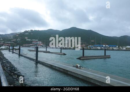 Einen malerischen Blick auf den Hafen und die umliegende Landschaft von Road Town, Tortola, die grösste der Britischen Jungferninseln. Stockfoto