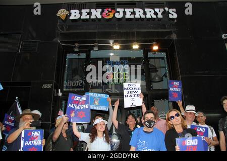 12. August 2021, New York, New York, USA: New York, Assembly Members Daniel Rosenthal und Simcha Eichenstein halten einen Protest gegen #EndJewHatred bei Ben & Jerryâ €™s, und gegen antisemitische und illegale kommerzielle Boykotte gegen Juden und Israel. Ben & Jerryâ €™s bei 200 W. 44th Street, Manhattan. HeshyTischler rüttelt die Menge auf. Und ein Gegenprotest zur Unterstützung von Ben & Jerry's wurde auf der anderen Straßenseite vom Anti-Ben & Jerry-Protest abgehalten (Foto: © Bruce Cotler/ZUMA Press Wire) Stockfoto