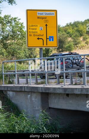 12. August 2021, Mecklenburg-Vorpommern, Wolgast: Blick auf eine Brücke über den Ziese-Bach auf der B111 bei Wolgast. Autofahrer sollten in Zukunft die Insel Usedom komfortabler erreichen können. Für eine Umgehung der Stadt Wolgast mit einer neuen Brücke über die Peene wollen am Samstag (6 Uhr) unter anderem Ministerpräsident Schwesig (SPD) und Landesverkehrsminister Pegel (SPD) auf der Ziese den Boden brechen. Zunächst soll die Brücke über den Bach Ziese durch eine neue Brücke ersetzt werden. Bereits im Frühjahr 2022 sollen die ersten Autos über die neue Ziese-Brücke Rollen. Die neue Brücke ov Stockfoto