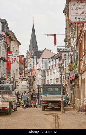 Bad Neuenahr Ahrweiler, Deutschland. August 2021. Vier Wochen nach der Flutkatastrophe laufen in der Altstadt von Ahrweiler die Sanarbeiten weiter (zu dpa: 'Schon richtig durchgekommen' - aber immer noch verzweifelt im Ahrtal'). Quelle: Thomas Frey/dpa/Alamy Live News Stockfoto