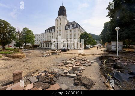 Bad Neuenahr Ahrweiler, Deutschland. August 2021. Vier Wochen nach der Flutkatastrophe ist der Platz vor dem Kurhotel noch immer am Boden zerstört. (Zu dpa: 'Schon richtig klotzt' - aber immer noch Verzweiflung im Ahrtal'). Quelle: Thomas Frey/dpa/Alamy Live News Stockfoto