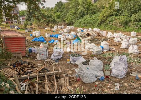 Bad Neuenahr Ahrweiler, Deutschland. August 2021. Der Lagerbereich eines Getränkemarktes stand nach der Flutkatastrophe unter Wasser. Vier Wochen später wurde das Wasser abgepumpt und die Flaschen gesammelt. (Zu dpa: 'Es ist schon richtig zusammengekommen' - aber immer noch verzweifelt im Ahrtal). Quelle: Thomas Frey/dpa/Alamy Live News Stockfoto