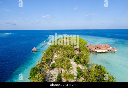 Luftaufnahme der maledivischen Insel mit Holzhäusern auf einem flachen Wasser eines Riffs im Indischen Ozean Stockfoto