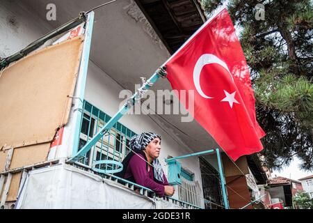 Eine Frau, die in ihrem Haus mit einer türkischen Flagge gehängt wurde, um zu zeigen, dass sie in der Nachbarschaft von Önder türkisch ist.die Spannungen in den Vierteln von Önder und Battalgazi setzten sich am Abend des 11. August fort, nachdem Emirhan Yalç? Einer der beiden Personen, die angeblich durch einen Kampf zwischen einer syrischen Gruppe und Anwohnern im Viertel Battalgazi von Alt?nda verletzt wurden? Bezirk Ankara, starb in einem Krankenhaus am Abend des 11. August. Nach dem von einer großen Gruppe organisierten marsch wurden die Häuser und Geschäfte von Syrern, die in zwei Stadtteilen lebten, ins Visier genommen. (Foto von Tunahan Turhan/SOPA Images/Sipa U Stockfoto