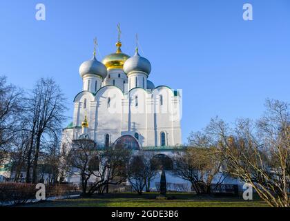 Kathedrale der Smolensker Ikone der Gottesmutter im Nowodewitschy-Kloster des 16. Jahrhunderts in Moskau, Russland Stockfoto