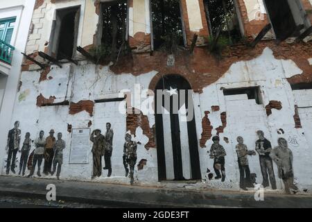 Puerto Rico Tür gemalt schwarz wie ein schützen uns ignorieren Puerto RIco während der jüngsten Finanzkrise, in der Altstadt von San Juan Stockfoto